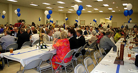 crowd.jpg (39178 bytes)